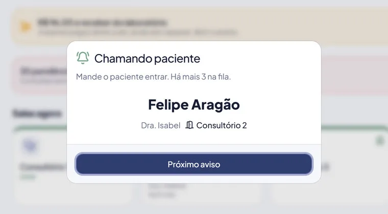 Aviso na tela da recepção: chamando paciente, com o nome, a profissional e o consultório